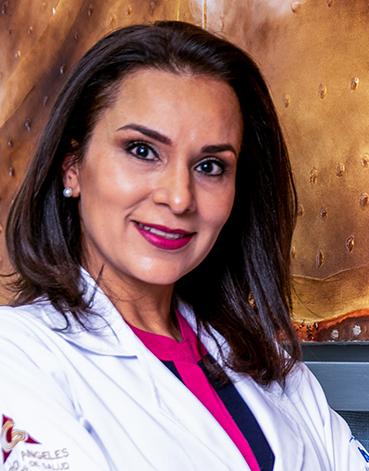 Es la foto de perfil de una pediatra en León de Hospital Angeles León. Usa una bata blanca con una blusa negra con rosa mexicano. Su cabello es oscuro y mediano.