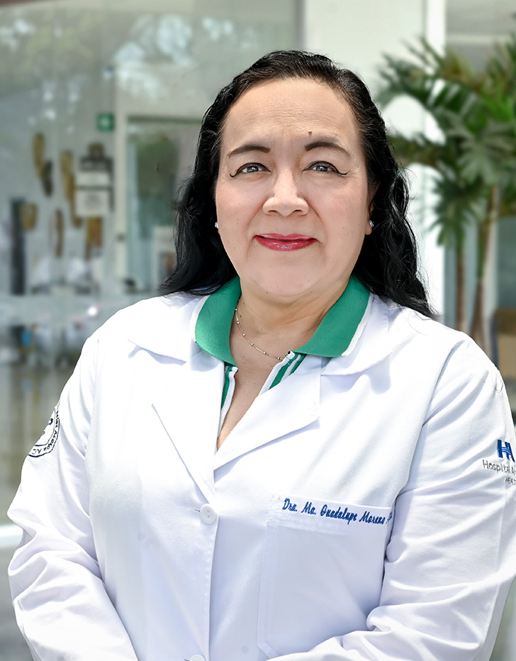 Es la foto de perfil de una pediatra especialista en inmunología y alergía en Ciudad de México de Hospital Angeles. La doctora tiene una bata blanca, blusa negra y un collar dorado con una piedra roja en el centro. 