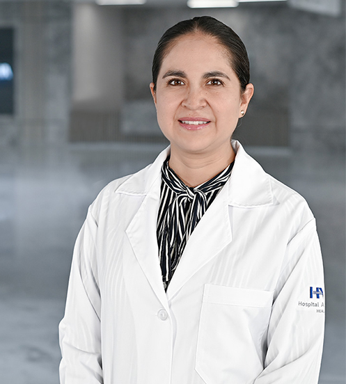 Es la foto de perfil de una especialista en inmunología y alergia en Querétaro de Hospital Angeles Centro Sur. La doctora tiene un suéter blanco con rayas rojas cabello recogido.