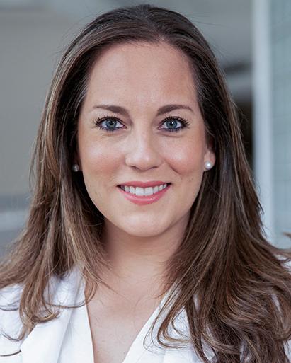 Es la foto de perfil de una nutrióloga en Huixquilucan de Hospital Angeles Lomas. Usa una bata blanca, tiene cabello rubio y luces dorada.