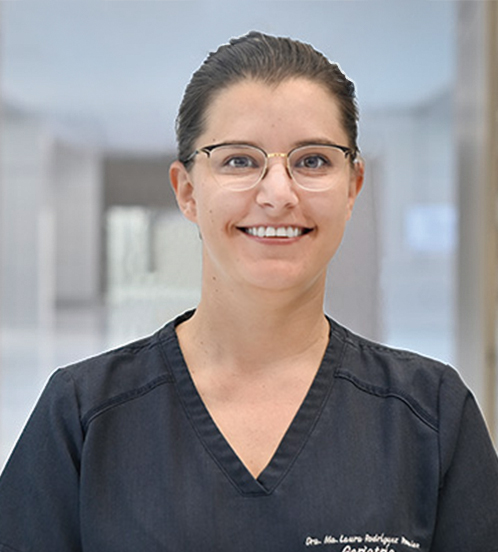 Es la foto de perfil de una geriatra en Querétaro de Hospital Angeles Centro Sur. La doctora tiene un uniforme negro con cuello v y lentes.