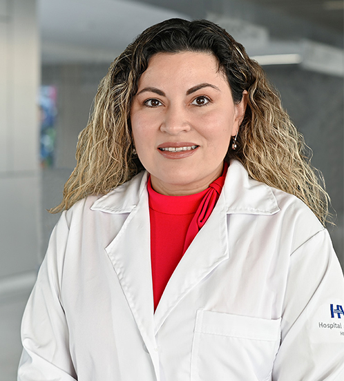 Es la foto de perfil de una ginecóloga y obstetra en Querétaro de Hospital Angeles Centro Sur. La doctora tiene un uniforme azul marino con cuello v rizado.