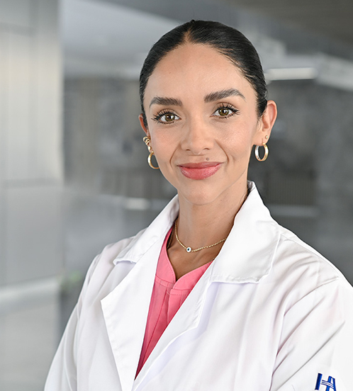 Es la foto de perfil de una ginecóloga y obstetra especialista en ginecología oncológica en Querétaro de Hospital Angeles Centro Sur. La doctora tiene un uniforme rojo cabello lacio largo negro y está sonriendo. 