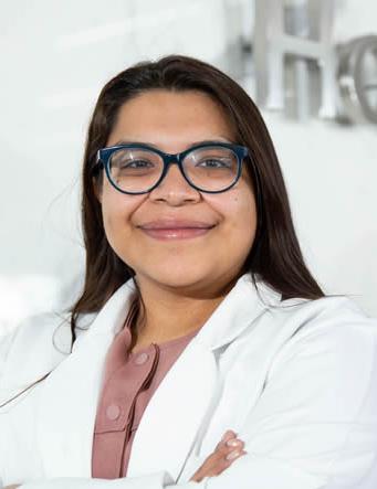 Es la foto de perfil de una ortopedista y traumatóloga en Ciudad de México de Hospital Angeles Universidad. Usa una bata blanca con una blusa rosa. Tiene el cabello café, corto y lacio. Usa lentes.