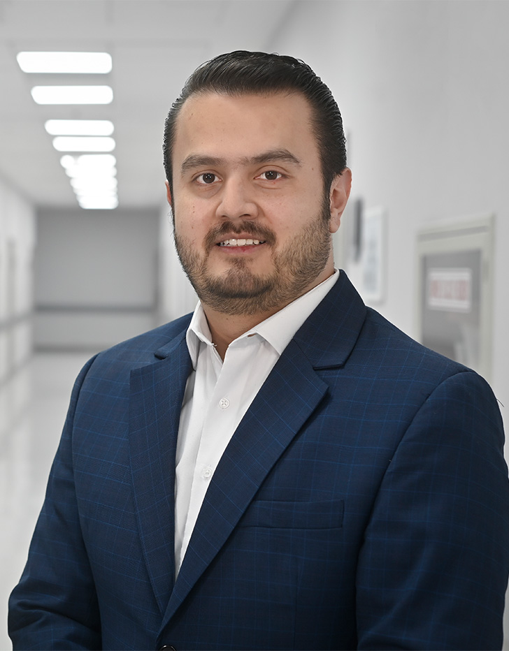 Es la foto de perfil de un ortopedista y traumatólogo en Ciudad de México de Hospital Angeles Universidad. Usa un saco azul con una camisa blanca. Tiene el cabello y la barba negra.