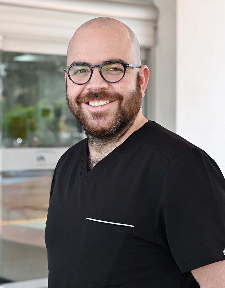 Es la foto de perfil de un cirujano plástico en Tijuana de Hospital Angeles.