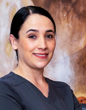 Es la foto de perfil de una otorrinolaringóloga en León de Hospital Angeles León. Utiliza una uniforme médico de color negro. Tiene el cabello recogido en una coleta.