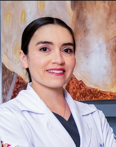 Es la foto de perfil de una ginecóloga y obstetra en León de Hospital Angeles León. Utiliza una bata blanca con una playera negra de fondo.