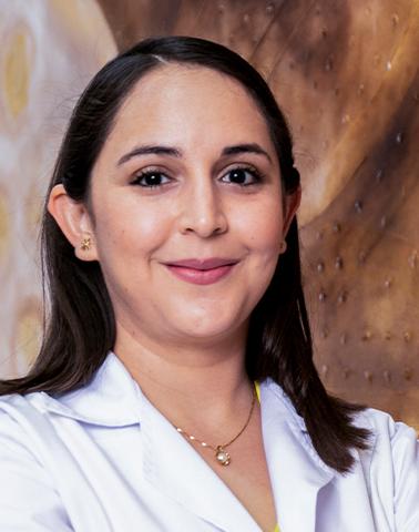 Es la foto de perfil de una pediatra en León de Hospital Angeles León. Utiliza una bata blanca con un collar, su cabello está a los hombros y es de color negro.