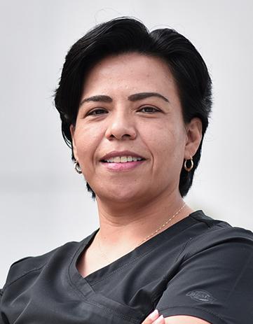 Es la foto de perfil de una neumóloga e internista en Villahermosa de Hospital Angeles. Usa un uniforme médico negro. Tiene el cabello negro. Está sonriendo.