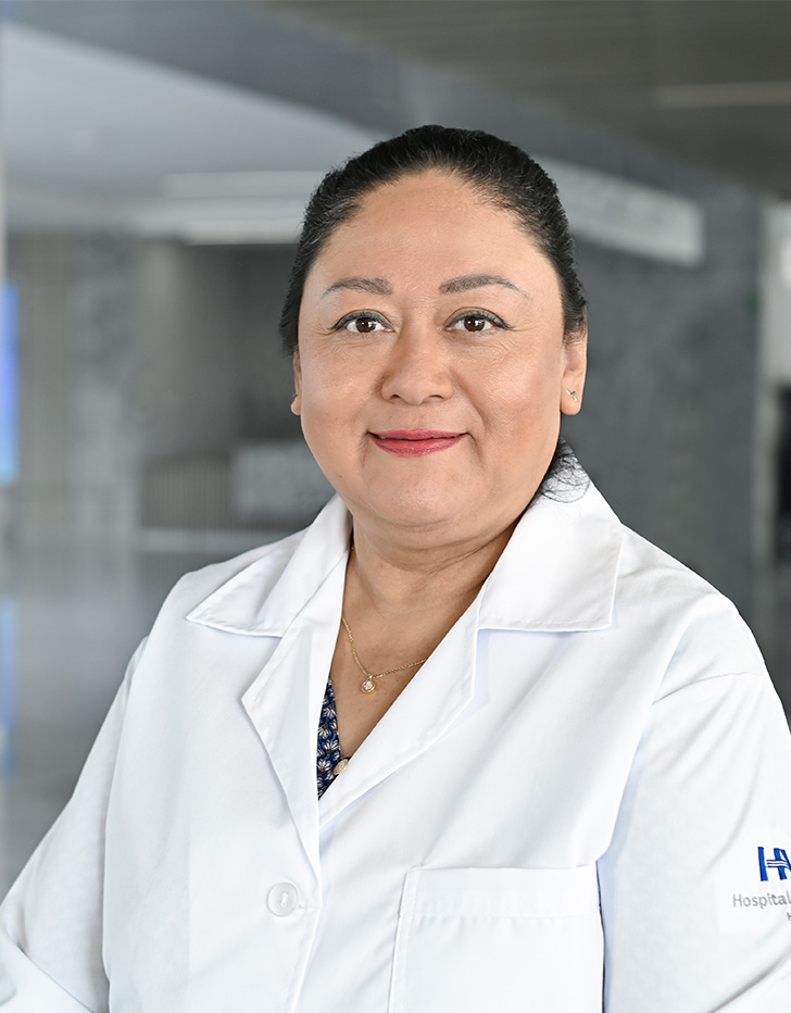 Es la foto de perfil de una psicoterapeuta individual y de pareja en Querétaro de Hospital Angeles Centro Sur. La doctora tiene una blusa con encaje blanco y está sonriendo.