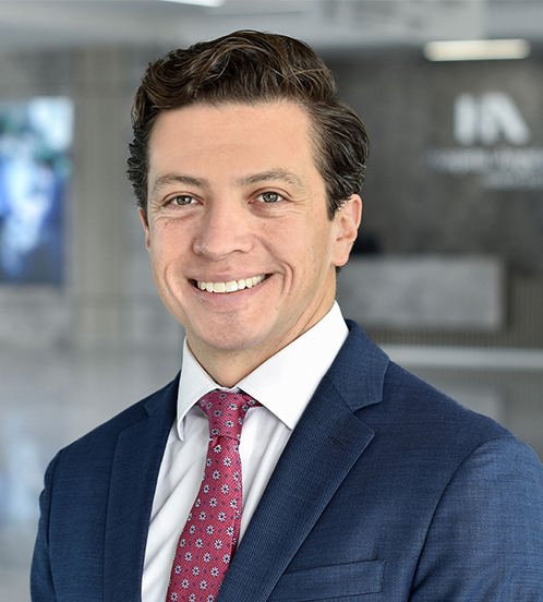 Es la foto de perfil de un neurólogo pediátrico en Querétaro de Hospital Angeles Centro Sur. El doctor viste un saco azul marino camisa blanca y corbata roja está sonriendo.