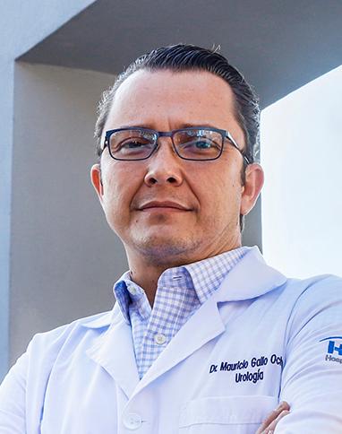 Es la foto de perfil de un urólogo en Guadalajara de Hospital Angeles Del Carmen. Utiliza una bata con camisa. El doctor utiliza lentes.