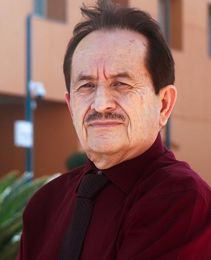 Es la foto de perfil de un ortopedista y traumatólogo en Torreón de Hospital Angeles. Usa una camisa vino. Tiene el cabello y bigote café oscuro. Está serio.