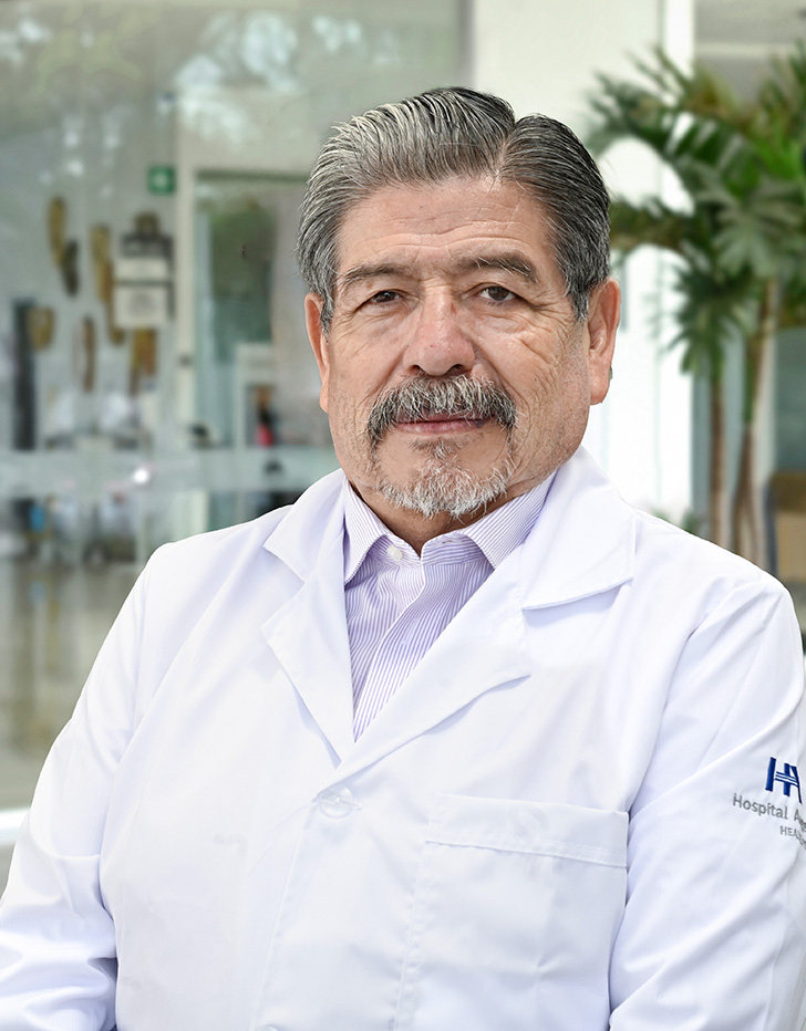 Es la foto de perfil de un cirujano neurológico en Ciudad de México de Hospital Angeles. Viste una camisa blanca con líneas verticales grises y azules. Tiene una corbata.