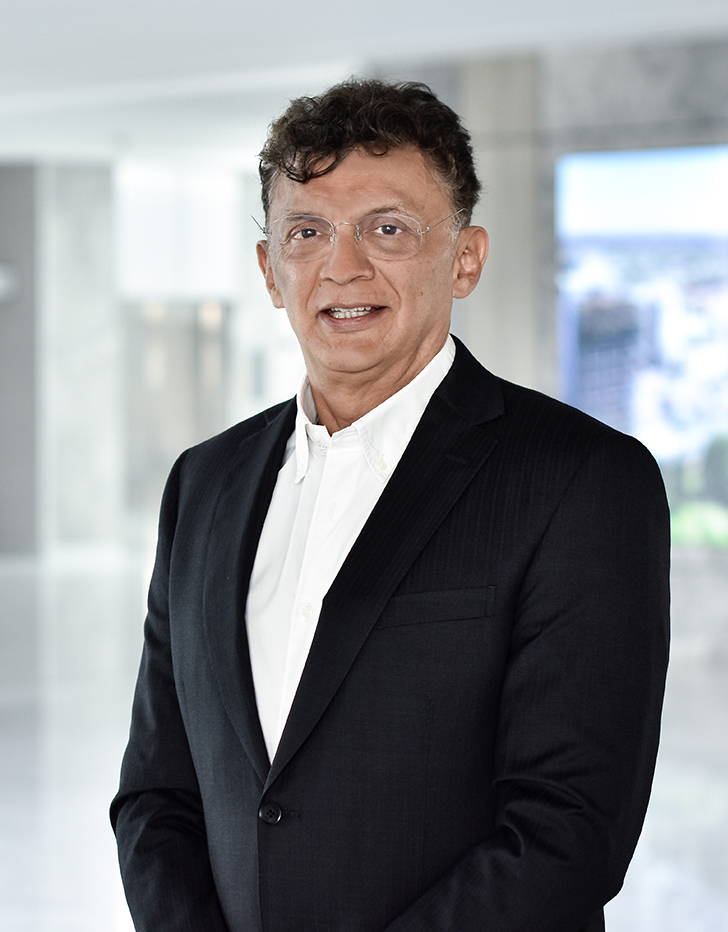 Es la foto de perfil de un cirujano general en Querétaro de Hospital Angeles Centro Sur. El doctor tiene un saco negro y una camisa blanca el doctor. 