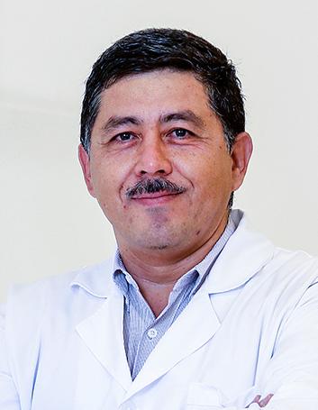 Es la foto de perfil de un cirujano general especialista en gastrocirugía en León de Hospital Angeles León. Utiliza una bata blanca con camisa azul. 