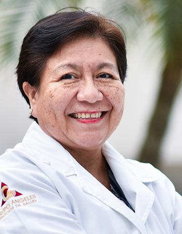 Es la foto de perfil de una anestesióloga en Villahermosa de Hospital Angeles. Usa una bata blanca. Tiene el cabello café. Está sonriendo. Tiene los brazos cruzados.