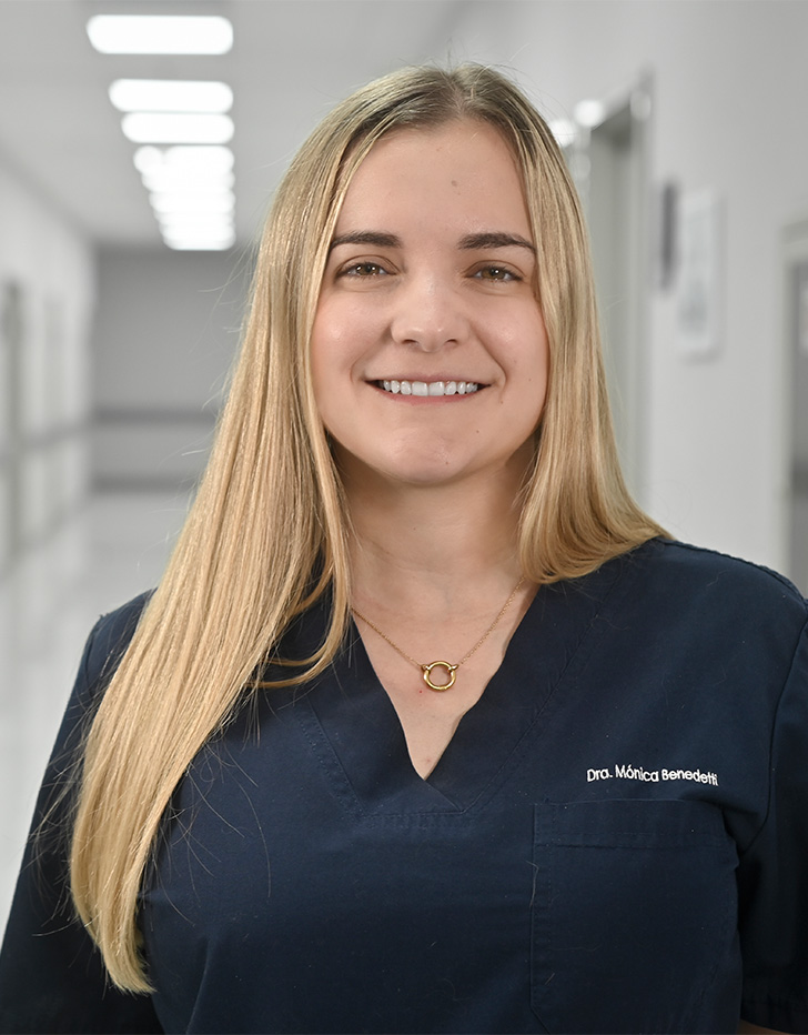 Es la foto de perfil de una oftalmóloga en Ciudad de México de Hospital Angeles Universidad. Usa un uniforme médico color azul marino. Tiene el cabello largo y güero. Está sonriendo.