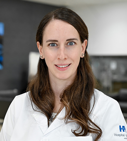 Es la foto de perfil de una ginecóloga y obstetra en San Luis Potosí de Hospital Angeles San Luis Potosí. Usa una bata blanca. Tiene el cabello café y largo; también los tiene recogido en dos coletas a los lados. Está sonriendo.