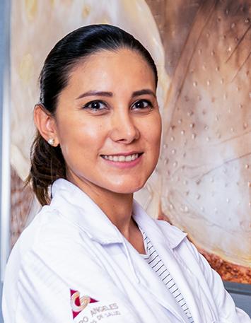 Es la foto de perfil de una especialista en medicina crítica en León de Hospital Angeles León. Utiliza una bata blanca, playera blanca a rayas grises.