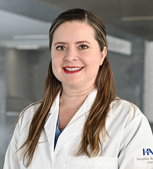 Es la foto de perfil de una otorrinolaringóloga en Querétaro de Hospital Angeles Centro Sur. La doctora viste una un uniforme azul cielo un cabello recogido y tiene joyería con perlas.