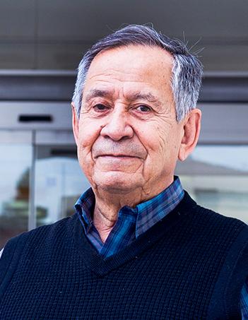 Es la foto de perfil de un internista y medicina crítica en Ciudad Juárez de Hospital Angeles Ciudad Juárez. Utiliza un sueter negro y camisa azul con lineas oscuras. 