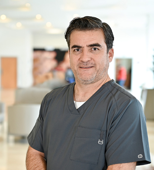 Es la foto de perfil de un ortopedista y traumatólogo en Xalapa de Hospital Angeles Xalapa. Usa un uniforme médico. Tiene el cabello negro. Está sonriendo ligeramente.