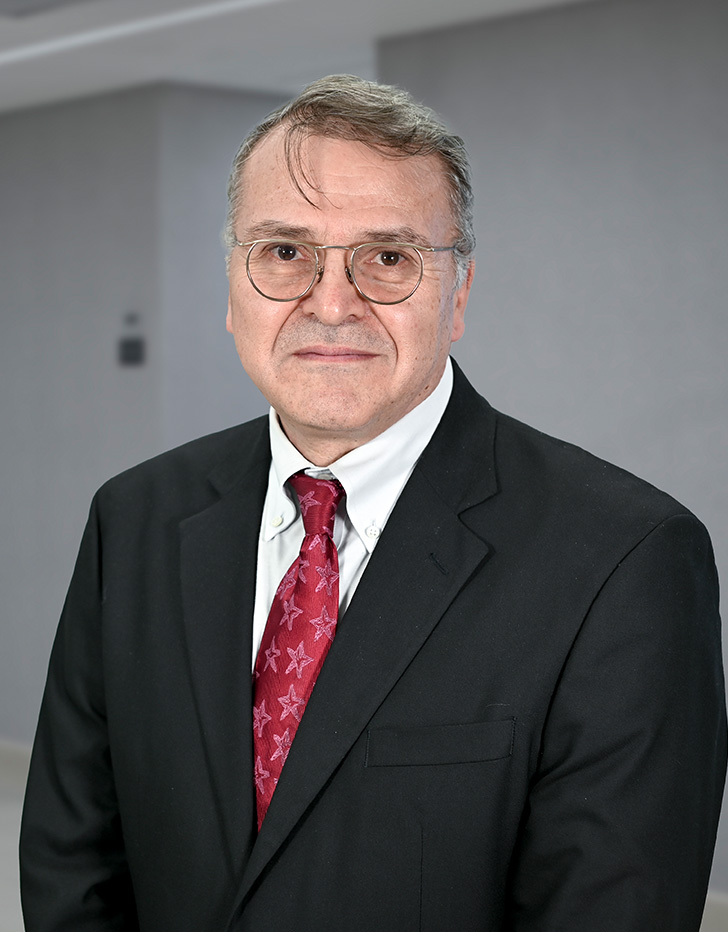 Es la foto de perfil de un urólogo en Ciudad de México de Hospital Angeles Lindavista.Tiene el cabello café. Usa un suéter azul y rojo.