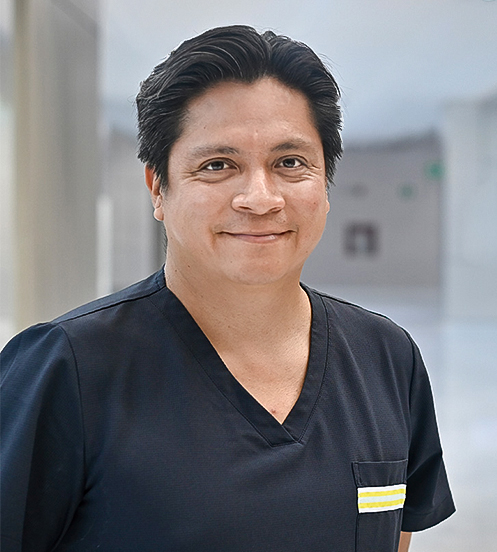 Es la foto de perfil de un anestesiólogo en Querétaro de Hospital Angeles Centro Sur. El doctor tiene un uniforme negro y está sonriendo.