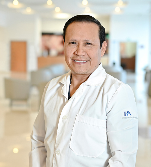Es la foto de perfil de un médico familiar e internista en Xalapa de Hospital Angeles Xalapa. Usa un saco negro con una camisa blanca con lineas azules en forma de cuadros. Tiene el cabello negro. Está sonriendo ligeramente.