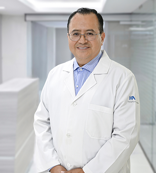 Es la foto de perfil de un radio-oncólogo y médico interno en Ciudad de México de Hospital Angeles. Tiene una bata blanca, los brazos cruzados y está sonriendo. 