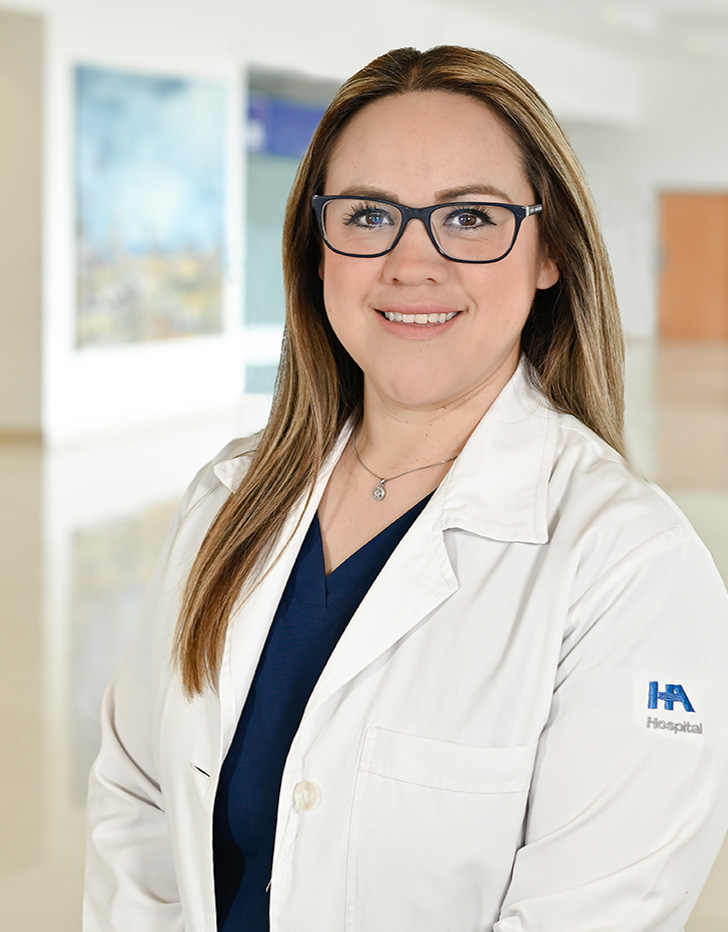 Es la foto de perfil de una ginecóloga y obstetra en Xalapa de Hospital Angeles Xalapa. Usa un saco negro con una blusa blanca. Tiene el cabello café y corto. Usa un labial rojo.