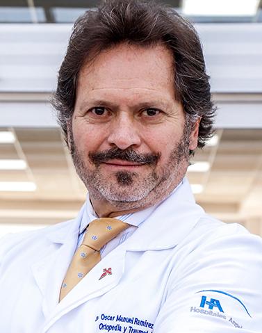 Es la foto de perfil de un ortopedista y traumatólogo en Guadalajara de Hospital Angeles Del Carmen. Utiliza una bata blanca, camisa blanca y corbata dorada.