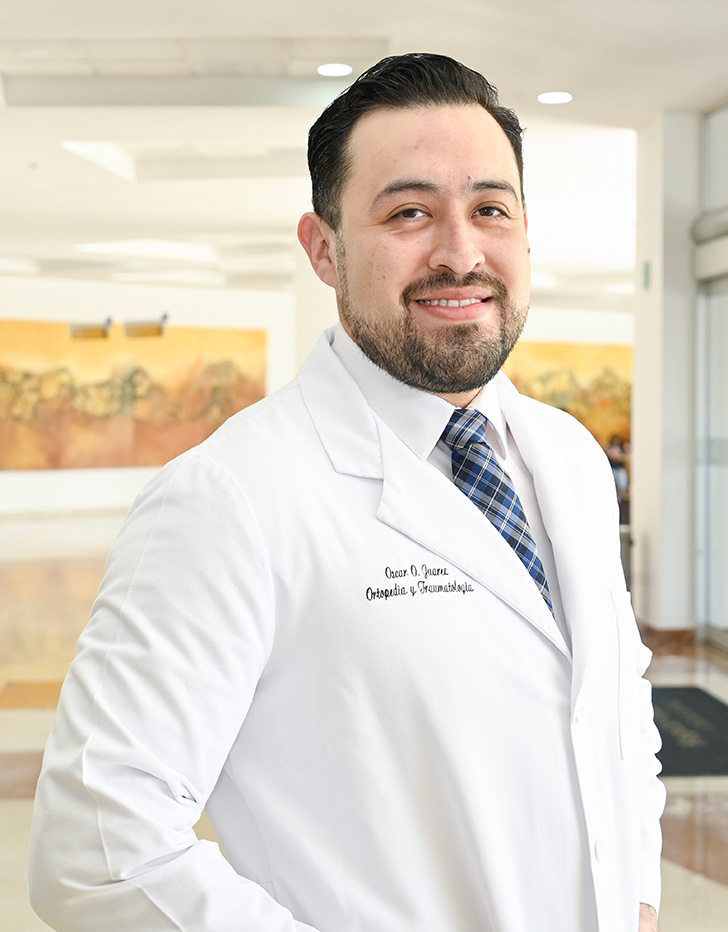 Es la foto de perfil de un ortopedista y traumatólogo en Ciudad Juárez de Hospital Angeles Ciudad Juárez. Utiliza una bata blanca, camisa blanca y corbata.