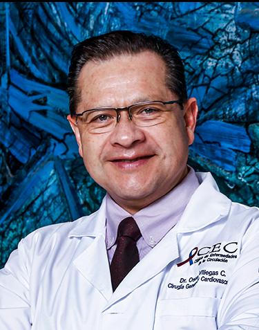 Es la foto de perfil de un cirujano general, cirujano cardiotorácico y angiólogo y cirujano vascular y endovascular en San Pedro Garza de Hospital Angeles Valle Oriente. Usa una bata blanca, camisa blanca y corbata café. Tiene el cabello negro. Usa lentes y está sonriendo.