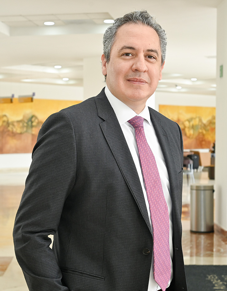 Es la foto de perfil de un coloproctólogo en Ciudad Juárez de Hospital Angeles Ciudad Juárez. Utiliza un saco negro con una camisa blanca y corbata.