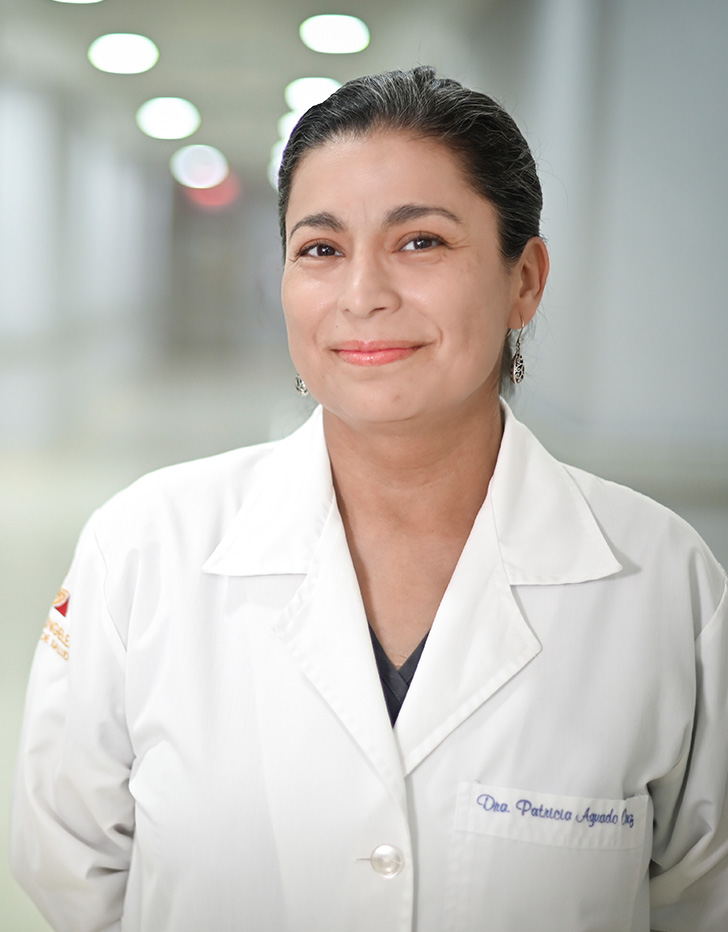 Es la foto de perfil de un ginecólogo y obstetra en Ciudad Juárez de Hospital Angeles Ciudad Juárez. Utiliza una bata blanca y una blusa negra.