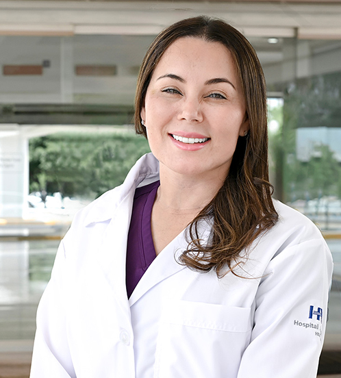 Es la foto de perfil de una ginecóloga y obstetra en Culiacán de Hospital Angeles Culiacán. Tiene bata blanca, está sonriendo y cabello castaño.