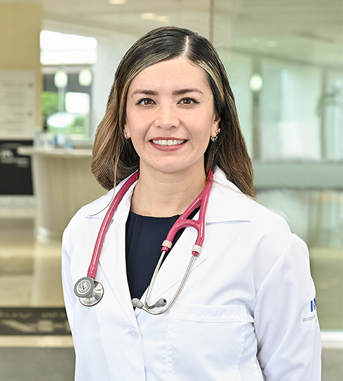 Es la foto de perfil de una neumóloga en Ciudad de México de Hospital Angeles Acoxpa. Usa una bata blanca con una blusa color azul marino y un estetoscopio color rosado. Tiene el cabello cagé con rayos rubios. Está sonriendo.