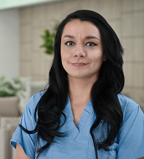 Es la foto de perfil de una cirujana general en Querétaro de Hospital Angeles Centro Sur. La doctora tiene el cabello largo negro y usa un uniforme azul.