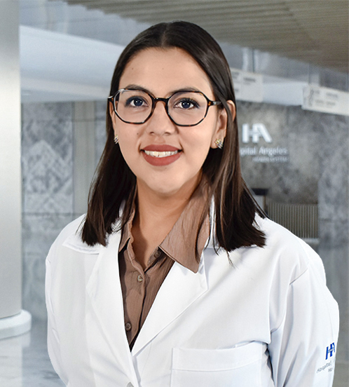 Es la foto de perfil de una endocrinóloga en Querétaro de Hospital Angeles Centro-sur. Usa una bata de Hospital Angeles con una blusa café. Tiene el cabello corto y café. Usa lentes negros y un labial rojizo.