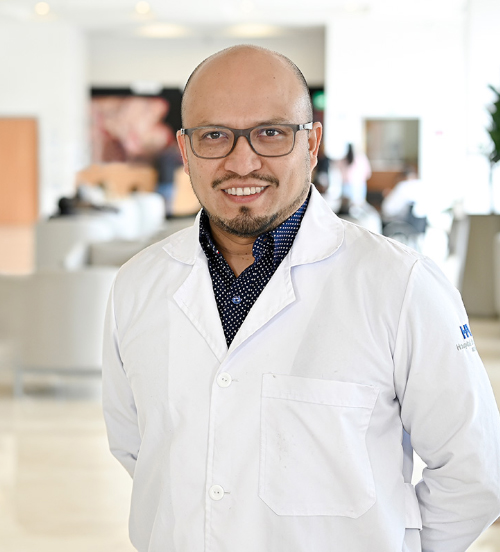 Es la foto de perfil de un internista y nefrólogo en Xalapa de Hospital Angeles Xalapa. Usa un saco negro con una camisa azul. Es calvo. Está sonriendo y tiene barba negra.