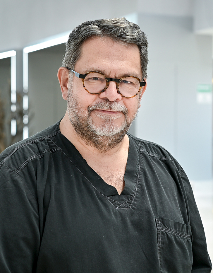 Es la foto de perfil de un cirujano oncológico en Huixquilucan de Hospital Angeles Lomas.