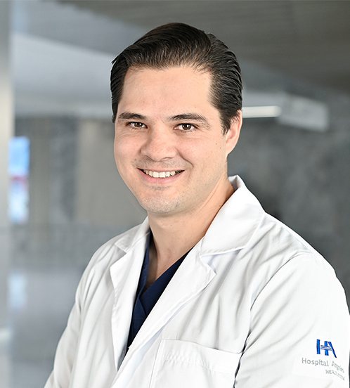 Es la foto de perfil de un cardiólogo en Querétaro de Hospital Angeles Centro Sur. El doctor tiene un saco negro y camisa gris.