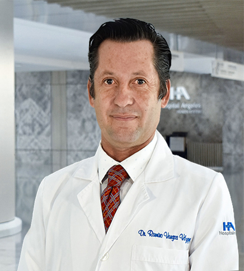 Es la foto de perfil de un ortopedista y traumatólogo en Querétaro de Hospital Angeles Centro Sur. El doctor tiene un saco azul marino y camisa rosa.