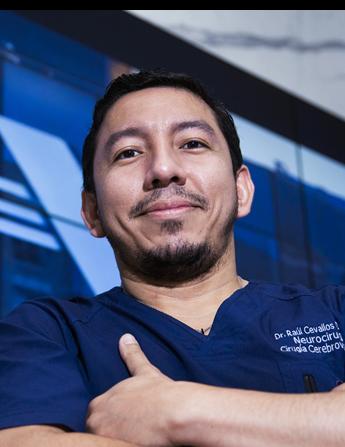 Es la foto de perfil de un cirujano neurológico en Ciudad de México de Hospital Angeles Universidad. Usa un uniforme médico azul. Tiene el cabello y barba negro.