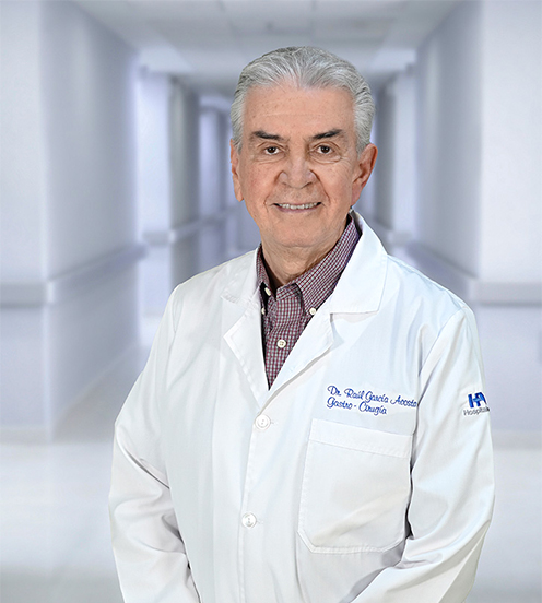 Es la foto de perfil de un cirujano general en Ciudad Juárez de Hospital Angeles Ciudad Juárez. Utiliza una bata blanca con camisa azul cielo y corbata negra.