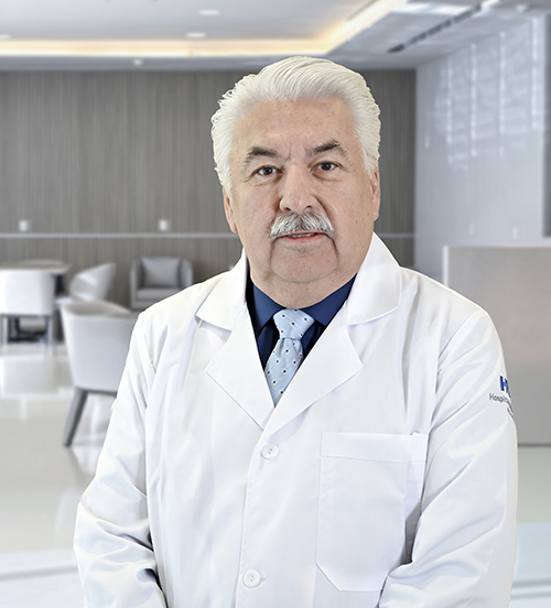 Es la foto de perfil de un ortopedista y traumatólogo en San Pedro Garza de Hospital Angeles Valle Oriente. Usa un saco azul marino con una camisa blanca y una corbata azul. Tiene el cabello blanco y el bigote gris.