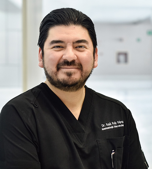 Es la foto de perfil de un anestesiólogo en Querétaro de Hospital Angeles Centro Sur. Usa un uniforme negro y está sonriendo, tiene barba y cabello oscuro.